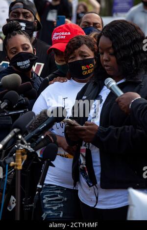 La madre di Breonna Taylor, Tamika Palmer, sostenuta dal suo team legale, amici e familiari in una conferenza stampa, mentre la zia di Breonna Taylor, Bianca Austin, La famiglia e il team legale di Breonna Taylor si rivolgerono alla stampa in merito all'ultimo sviluppo della decisione della Grande Giuria che ha accusato un solo ufficiale per qualsiasi illecito nella sparatoria di Breonna Taylor. L'ufficiale della polizia Brett Hankison è stato accusato sotto tre conti di pericolo di wanton per i proiettili che sono entrati negli appartamenti vicini di Taylor. Foto Stock