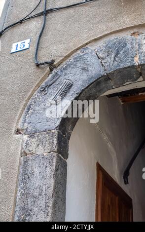 Porta tradizionale con pettine per capelli segno medievale parrucchiere nel piccolo villaggio francese delle Alpi Saint Sauveur sur Tinee Foto Stock