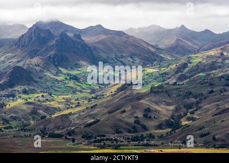 Drammatica alta altitudine Ande paesaggio con campi agricoli vicino Quito, Ecuador. Foto Stock