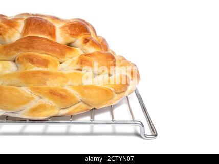 Pane intrecciato su griglia di raffreddamento. Pane di lievito tessuto Zopf o Butterzopf. O Challah pane. Centrotavola decorativa. Isolato su bianco. Foto Stock