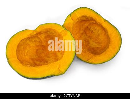 Buttercup squash tagliato a metà. Anche kabocha squash, turban squash o Cucurbita maxima. Polpa dolce d'arancia, alta su vitamina a e fibra. Foto Stock