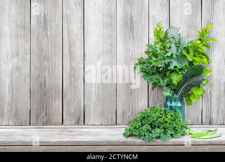 Bouquet di verdure in vaso. Splendido assortimento di verdure. Concetto di vita sana. Raccolta da giardino biologico: Sedano, Kale rosso russo, Ka riccia Foto Stock