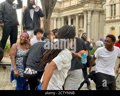 Louisville, Kentucky, Stati Uniti. 26 Settembre 2020. I manifestanti ballano al Jefferson Park prima della pacifica, guarigione, marcia a Louisville Credit: Amy Katz/ZUMA Wire/Alamy Live News Foto Stock
