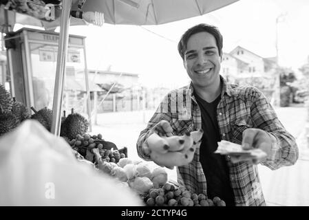 Ritratto di un bel turista persiano che esplora la città Foto Stock