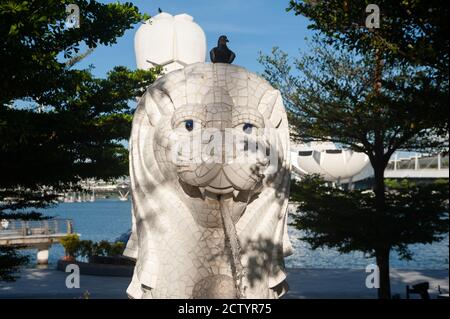 23.09.2020, Singapore, Repubblica di Singapore, Asia - la statua del Merlion del bambino come fontana d'acqua al Merlion Park lungo il lungomare del fiume Singapore. Foto Stock