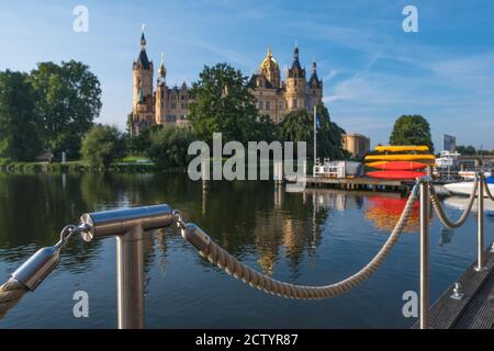 Bellissimo castello fiabesco di Schwerin, vista dal molo Foto Stock
