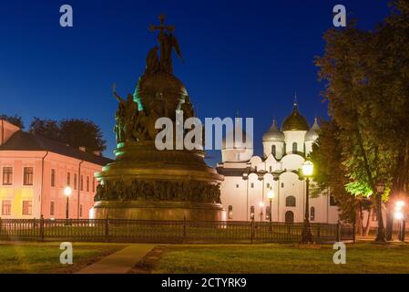 Monumento 'millennio di Russia' (1862) e l'antica Cattedrale di Santa Sofia nella notte Detinets. Veliky Novgorod, Russia Foto Stock