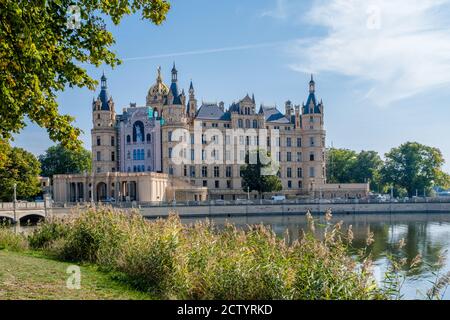 Bellissimo castello fiabesco a Schwerin in una giornata estiva Foto Stock