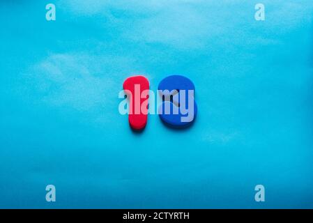 13 anni festeggiando il logo classico. Colorato felice anniversario 13 ° modello numeri blu rosso. Saluti celebra la scheda. Cifre tradizionali incorniciate di età. Vendita, premio speciale, fuori concetto. Foto Stock