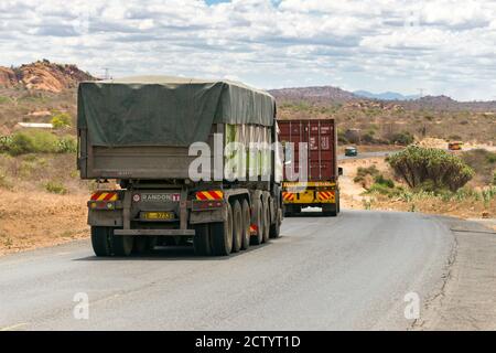 Un grande camion che guida lungo l'autostrada di Mombasa che trasporta merci, Kenia Foto Stock