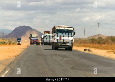 Grandi camion che guidano lungo l'autostrada di Mombasa che trasporta le merci, Kenia Foto Stock