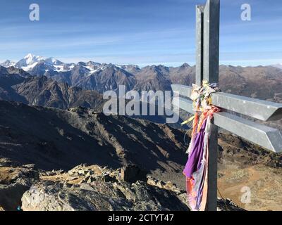 Vista dalla cima dell'Ochsenhorn con la sua semplice croce in metallo sulle cime delle alpi nell'alto Vallese, Svizzera Foto Stock