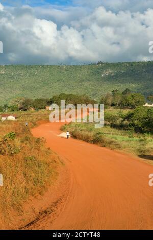 Una sezione della strada sterrata non asfaltata C106 con Shimb Hills sullo sfondo, Kenya, Africa orientale Foto Stock