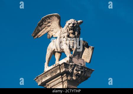 Leone alato veneziano di San Marco in Piazza dei Signori, Padova, simbolo della Repubblica di Venezia Foto Stock