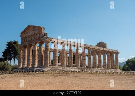 Antico tempio greco di Atena a Paestum , in Italia precedentemente conosciuto come Tempio di Cerere con colonne doriche Foto Stock