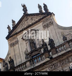 PRAGA, REPUBBLICA CECA: Facciata anteriore della Chiesa di San Salvatore (Kostel Nejsvětějšího Salvátora) in piazza Krizovnicke Foto Stock