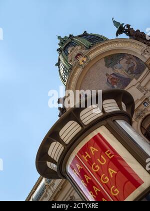 PRAGA, REPUBBLICA CECA: Città di Praga Entra di fronte alla Casa Municipale (Obecní dum) con la sua cupola Foto Stock