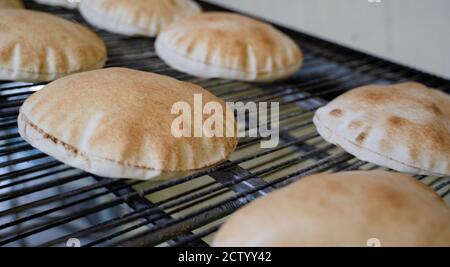 Immagine di sfondo del pane arabico prodotto in un pane machine.Arabic produzione Foto Stock