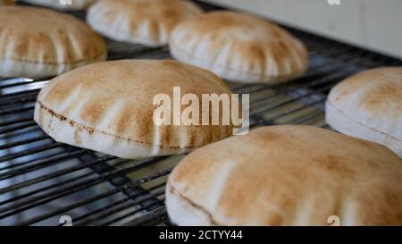 Immagine di sfondo del pane arabico prodotto in un pane machine.Arabic produzione Foto Stock