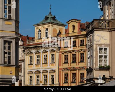 PRAGA, REPUBBLICA CECA: Il Museo d'Arte Illusion e altri edifici storici nella Piazza della Città Vecchia Foto Stock