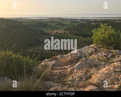 Le impressioni formano il massiccio della clape, una piccola gamma di colline calcaree vicino a Gruissan Foto Stock