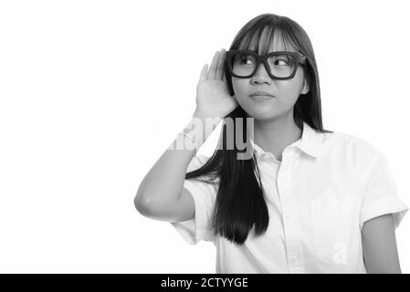 Ritratto di giovane bella ragazza teenage asiatica che pensa e ascolta Foto Stock