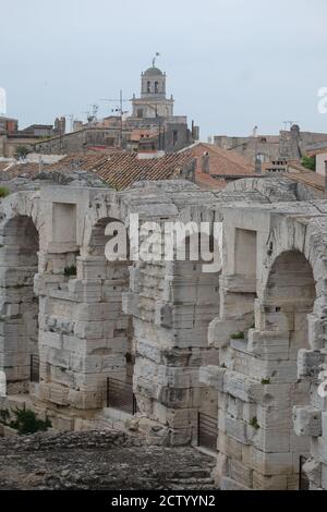 Affascinanti archi al livello superiore dell'antico anfiteatro romano di Arles, Francia Foto Stock