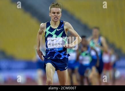 (200926) -- DOHA, 26 settembre 2020 (Xinhua) -- Stewart McSweyn dell'Australia compete durante la finale maschile di 1500m al Diamond League Athletics Meeting 2020 a Doha, Qatar, 25 settembre 2020. (Foto di Nikku/Xinhua) Foto Stock