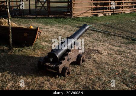 vecchio cannone militare con palla di cannone Foto Stock