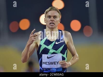 (200926) -- DOHA, 26 settembre 2020 (Xinhua) -- Stewart McSweyn dell'Australia festeggia dopo la finale maschile di 1500m al Diamond League Athletics Meeting 2020 a Doha, Qatar, 25 settembre 2020. (Foto di Nikku/Xinhua) Foto Stock