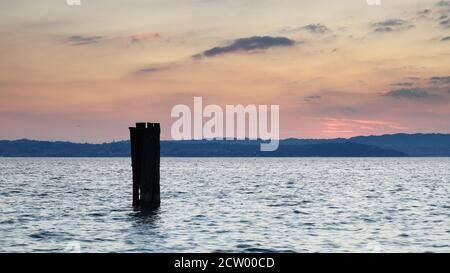 Tramonto sul Lago di Garda. Tramonto sul Lago di Garda in Italia visto dal lungomare di Sirmione.z Foto Stock