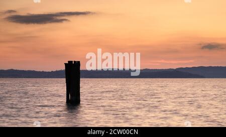 Tramonto sul Lago di Garda. Tramonto sul Lago di Garda in Italia visto dal lungomare di Sirmione.z Foto Stock