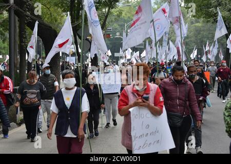 Città del Messico, Messico. 25 Settembre 2020. CITTÀ DEL MESSICO, MESSICO - SETTEMBRE 25: Traders Union partecipa durante una dimostrazione per richiedere la ripresa dei loro negozi all'aperto, a causa della pandemia del coronavirus, le vendite su strada sono state sospese e devono lavorare perché la loro economia è stata colpita da un blocco il 25 settembre 2020 a Città del Messico, Messico. Credit: Carlos Tischler/Eyepix Group/The Photo Access Credit: The Photo Access/Alamy Live News Foto Stock