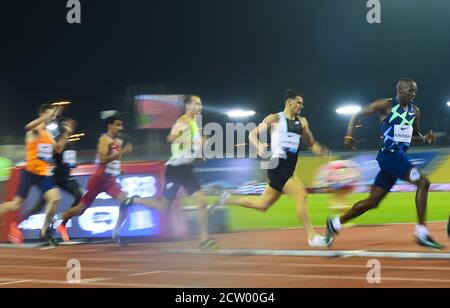 (200926) -- DOHA, 26 settembre 2020 (Xinhua) -- gli atleti gareggiano durante la finale maschile di 800 m al Diamond League Athletics Meeting 2020 a Doha, Qatar, 25 settembre 2020. (Foto di Nikku/Xinhua) Foto Stock