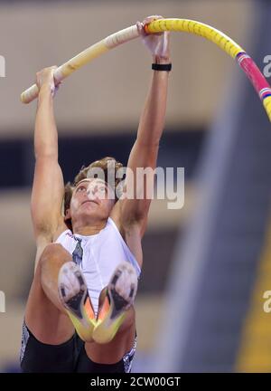 (200926) -- DOHA, 26 settembre 2020 (Xinhua) -- Armand Duplantis di Svezia compete durante la finale della pole vault maschile al Diamond League Athletics Meeting 2020 a Doha, Qatar, 25 settembre 2020. (Foto di Nikku/Xinhua) Foto Stock