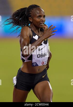 (200926) -- DOHA, 26 settembre 2020 (Xinhua) -- Hellen Obiri del Kenya compete durante la finale femminile di 3000 m al Diamond League Athletics Meeting 2020 a Doha, Qatar, 25 settembre 2020. (Foto di Nikku/Xinhua) Foto Stock