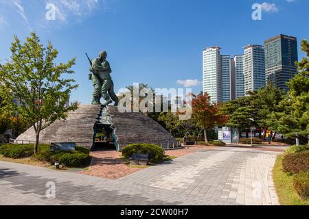 Seoul, Corea del Sud - 19 ottobre 2017: La 'Statue of Brothers' al War Memorial of Korea Museum, Yongsan-dong, Seoul, Corea del Sud Foto Stock