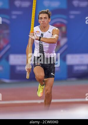 (200926) -- DOHA, 26 settembre 2020 (Xinhua) -- Armand Duplantis di Svezia compete durante la finale della pole vault maschile al Diamond League Athletics Meeting 2020 a Doha, Qatar, 25 settembre 2020. (Foto di Nikku/Xinhua) Foto Stock