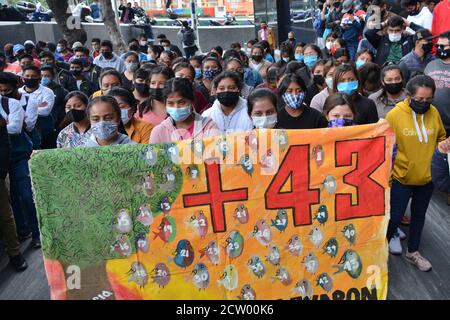 Città del Messico, Messico. 25 Settembre 2020. CITTÀ DEL MESSICO, MESSICO - 25 SETTEMBRE: Persone che tengono un cartello durante una protesta per commemorare il 6° anniversario dei 43 studenti della scuola normale scomparsi il 26 settembre 2014. Parenti dei 43 studenti di Ayotzinapa durante una manifestazione al di fuori del Procuratore Generale della Repubblica per chiedere giustizia per i 43 studenti della Scuola normale Raul Isidro Burgos di Ayotzinapanon 25 settembre 2020 a Città del Messico, Messico. Credit: Carlos Tischler/Eyepix Group/The Photo Access Credit: The Photo Access/Alamy Live News Foto Stock