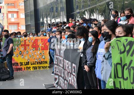 Città del Messico, Messico. 25 Settembre 2020. CITTÀ DEL MESSICO, MESSICO - 25 SETTEMBRE: Persone che tengono un cartello durante una protesta per commemorare il 6° anniversario dei 43 studenti della scuola normale scomparsi il 26 settembre 2014. Parenti dei 43 studenti di Ayotzinapa durante una manifestazione al di fuori del Procuratore Generale della Repubblica per chiedere giustizia per i 43 studenti della Scuola normale Raul Isidro Burgos di Ayotzinapanon 25 settembre 2020 a Città del Messico, Messico. Credit: Carlos Tischler/Eyepix Group/The Photo Access Credit: The Photo Access/Alamy Live News Foto Stock