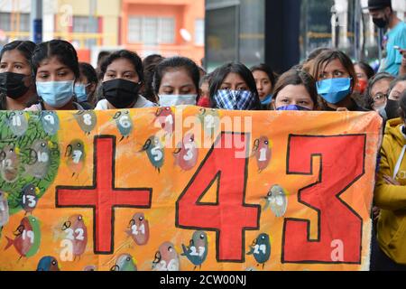 Città del Messico, Messico. 25 Settembre 2020. CITTÀ DEL MESSICO, MESSICO - 25 SETTEMBRE: Persone che tengono un cartello durante una protesta per commemorare il 6° anniversario dei 43 studenti della scuola normale scomparsi il 26 settembre 2014. Parenti dei 43 studenti di Ayotzinapa durante una manifestazione al di fuori del Procuratore Generale della Repubblica per chiedere giustizia per i 43 studenti della Scuola normale Raul Isidro Burgos di Ayotzinapanon 25 settembre 2020 a Città del Messico, Messico. Credit: Carlos Tischler/Eyepix Group/The Photo Access Credit: The Photo Access/Alamy Live News Foto Stock