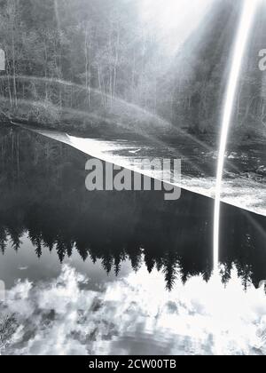 Acqua fluviale che cade su un fiume in scozia, Regno Unito Foto Stock