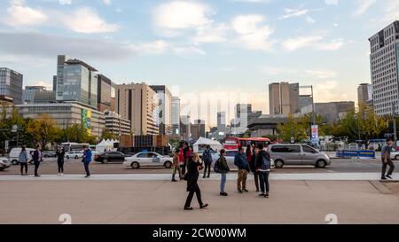 Seoul, Corea del Sud - 19 Ottobre 2017: Piazza Gwanghwamun dalla porta di Gwanghwamun al tramonto, Seoul, Corea del Sud Foto Stock