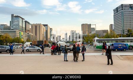 Seoul, Corea del Sud - 19 Ottobre 2017: Piazza Gwanghwamun dalla porta di Gwanghwamun al tramonto, Seoul, Corea del Sud Foto Stock