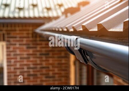 Sistema di grondaia per tetto in metallo. Sistema di scarico gocciolatoio sul tetto. Foto Stock