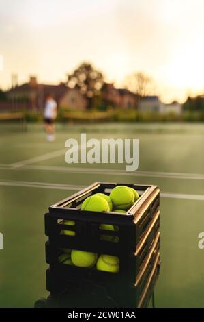 Cesto con palle da tennis, fuoco selettivo Foto Stock