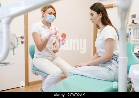 Donna dentista e paziente, appuntamento in clinica Foto Stock