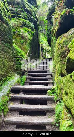 Bella scalinata nelle montagne di pietra arenaria Elbe vicino al Bastei Foto Stock