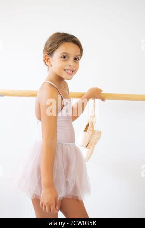 Carino adorabile ballerina bambina in rosa tutu danza pratiche