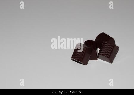quattro bonbon di cioccolato su sfondo bianco Foto Stock